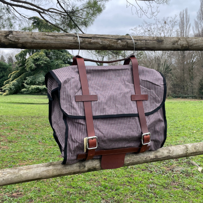 Sacoche de bat en toile, coton imperméable, sanglage cuir.